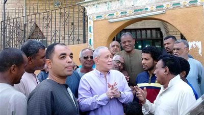 محافظ الأقصر يتفقد أعمال الرصف فى منطقة شرق السكة بالصور