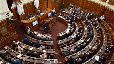 بالفيديو.. البرلمان الجزائري يعتمد قانوني الموازنة والمحروقات رغم الاحتجاجات