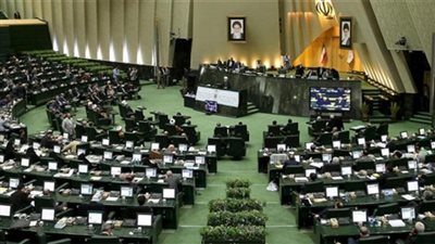 البرلمان الإيراني يدرس إلغاء قرار رفع أسعار الوقود بعد اشتعال التظاهرات