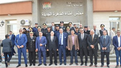 بالصور.. مجلس أمناء القاهرة الجديدة يسلم أمن القاهرة 10 سيارات و30 دراجة نارية