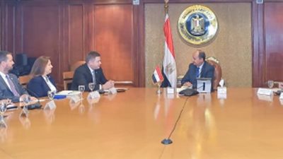 وزير التجارة والصناعة يبحث مع وفد حكومي أمريكى تعزيز التعاون الإقتصادى المشترك