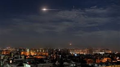 شاهد.. صواريخ الدفاع السوري تتصدى لهجوم إسرائيلي في سماء دمشق وضواحيها