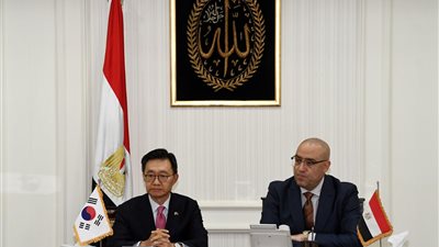 وزير الإسكان يلتقى وفداً من كوريا الجنوبية لبحث فرص التعاون فى تمويل المشروعات