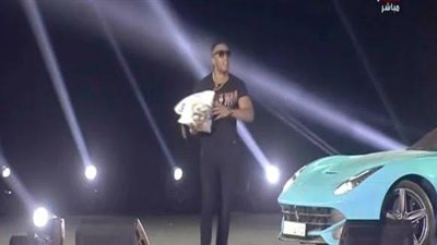 محمد رمضان يلقى دولارات على الجمهور بحفل الرياض