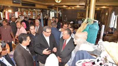 وزير القوى العاملة يوزع منتجات التدريب المهني على الأسر المحتاجة بأسيوط ..صور