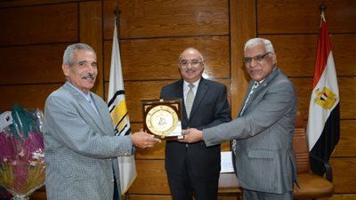 طارق الجمال يكرم الفريق الطلابي لكلية الهندسة فى مسابقة كاسحة الألغام بالصين