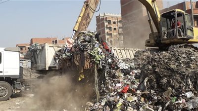 حملة مركزة لإزالة ٥٠٠ طن قمامة من طريق الملاحة بطنطا -صور