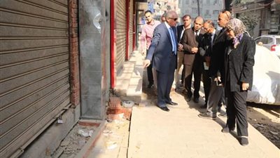 محافظ الجيزة يوقع الحجز الإدارى على معرض سيارات لإستغلاله رصيف المشاة