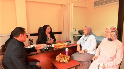 نائب رئيس جامعة أسيوط فى زيارة مفاجئة لتفقد العمل بمركز صحة الجامعة بالصور