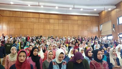 بالصور .. رئيس جامعة دمنهور يفتتح فعاليات مبادرة شغلك من بيتك بكلية الاداب