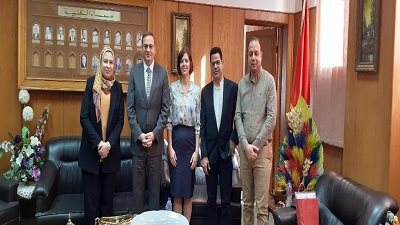 عميد ألسن عين شمس تبحث آليات التعاون مع السفير التشيكي بالقاهرة
