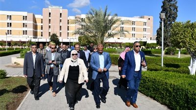رئيس قناة السويس تتابع أقسام المستشفى الجامعي و3كليات..صور