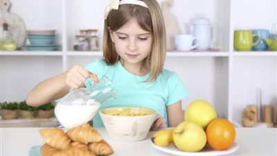 ٤ أطعمة ضرورية على مائدة إفطار طفلك