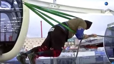 الصخرة النمساوية.. يسحب بالحبال عجلة هوائية تزن 750 طنا وترتفع 80 مترا.. فيديو