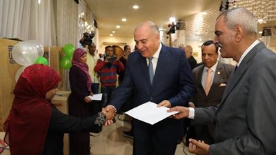 محافظ قنا يسلم 104 فتاه اجهزه كهربائيه وشهادات استثمار