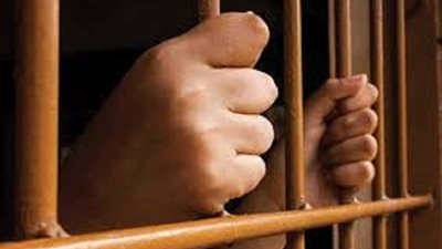 عينت شقيقها وعملت بمنصب كبير بالحكومة حتى كُُشف زيف سيرتها الذاتية