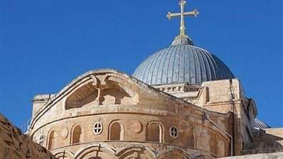 فنانة تغني طلع البدر علينا داخل كنيسة.. فيديو