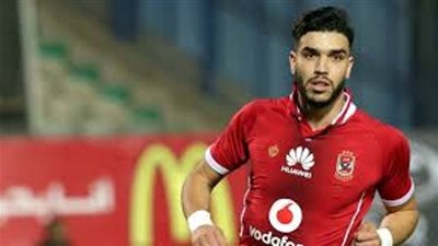 أزارو يلقي بقميص الأهلي في مباراة الهلال