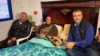 تعرف على قصة حب إبراهيم و بدرية الخيالية و الليثى يهديهم رحلة عمرة.. فيديو