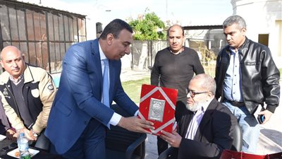 تكريم مسئول تدريب الحاسبات بمحافظة مطروح لبلوغه سن المعاش