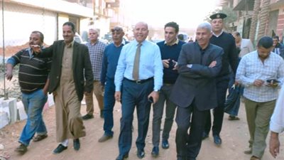 نائب محافظ القاهرة يتابع اعمال توصيل الصرف الصحى بالمنطقة الصناعية بالمرج.. بالصور
