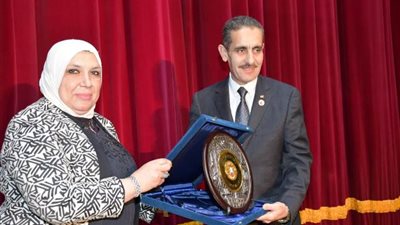 تكريم محافظ الغربية في حفل تنصيب اتحاد طلاب جامعة القناة ..صور