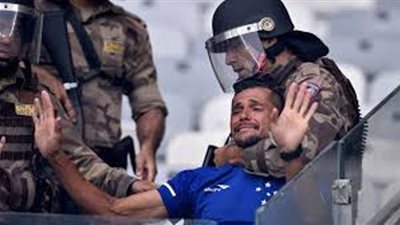 أعمال شغب ترافق مغادرة العملاق كروزيرو لدوري الأضواء ..فيديو