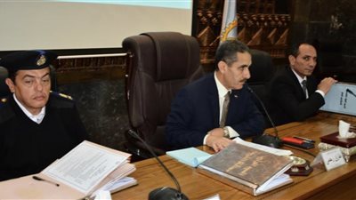 محافظ الغربية .. يوجه بتحقيق التكامل بين المستشفيات وتعميم السبورات والشاشات الذكية بالمدارس