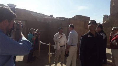 السفير الأمريكى يتفقد مشروع خفض المياه الجوفية بمعبد كوم أمبو