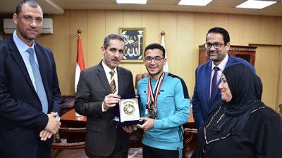 محافظ الغربية يكرم الفائز في بطولة العالم وأفريقيا لرفع الأثقال للمكفوفين