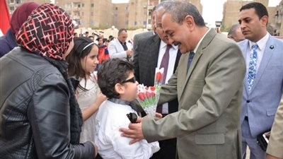 محافظ الإسماعيلية يصرف مكافأة مالية للعاملين بمدرسة النور للمكفوفين ..صور