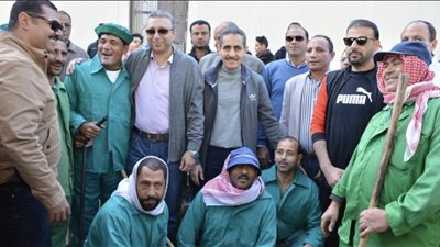 محافظ الغربية .. يدشن ويشارك في مبادرة ( بأيدينا نجملها ) -صور