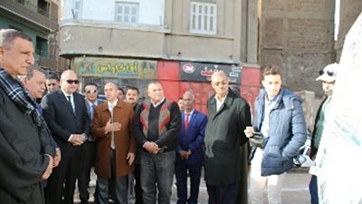 محافظ قنا يتفقد مشروعات المياه والصرف الصحى بفرشوط
