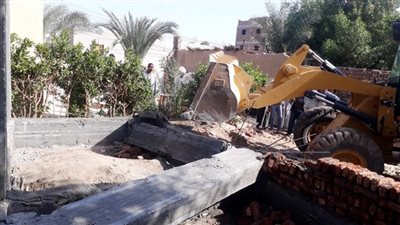 إزالة 4 حالات تعدى على الأراضى الزراعية بالقرنة غرب الأقصر