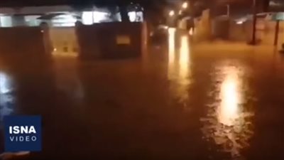 انهيار مبنى بسبب الأمطار الغزيرة بإيران