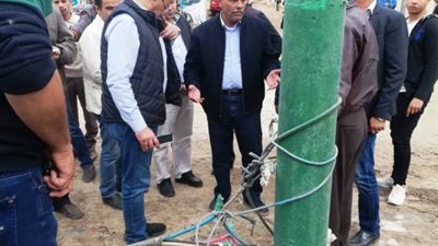 شعيب يوقف موكبه اثناء جولة ميدانية بمطروح لإصلاح كابل كهرباء بعمود انارة بالصور