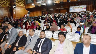 محافظ أسوان يوزع شيكات لتجهيز 50 عروسة تحت شعار هنكمل فرحتهم.. بالصور