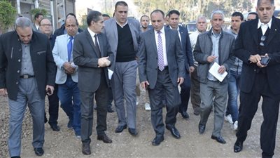 محافظ الغربية يوجه بإزالة فورية فى المهد لمبنى مخالف اثناء متابعته لأعمال الرصف بالمحلة