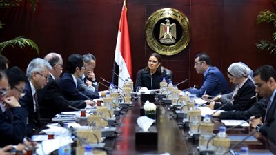 وزيرة الاستثمار تتابع مع «تويوتا تسوشو» اليابانية تصنيع 240 ألف ميني باص بالغاز الطبيعي