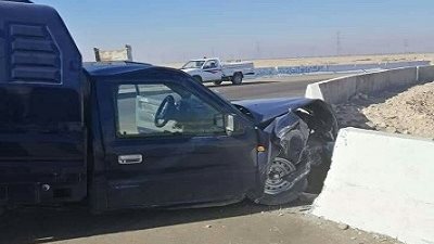 إصابة عقيد ومجند وسائق في انقلاب سيارة شرطة بالطريق الصحراوي الغربي بقنا