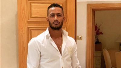 مؤلف اغانٍ يشن هجوماً حاداً على محمد رمضان بسبب 