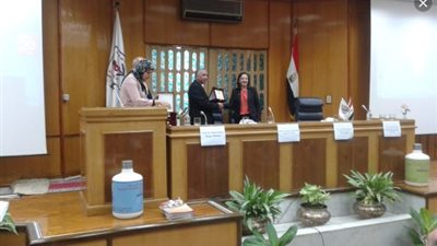وزير الزراعة يتلقى تقريرا بإنجازات معهد بحوث الأمصال واللقاحات البيطرية