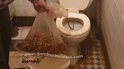 ضبط مخلل أثناء تصنيعه بدورة مياه أحد المحلات بإدكو .. صور