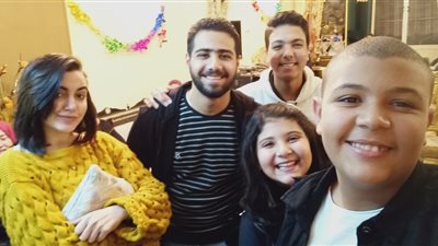 يوسف فرج يحتفل بعيد ميلاده بحضور أصدقائه في 