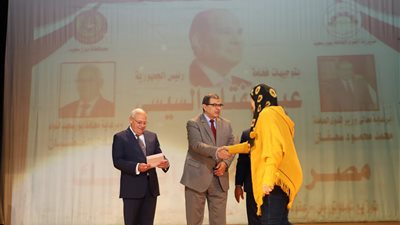 وزير القوي العاملة ومحافظ بورسعيد يسلمان 56 عقد عمل لمتحدي الإعاقة