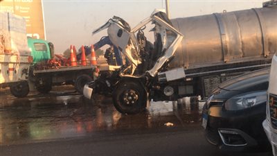 شلل مروري بطريق الواحات أكتوبر بسبب اصطدام سيارتين