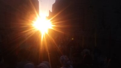 محافظ الأقصر وآلاف السياح احتفلوا بتعامد الشمس علي معابد الكرنك