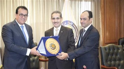 وزير التعليم العالى يكرم محافظ الغربية لفوز جامعة قناة السويس بالمركز الأول فى تطوير العشوائيات