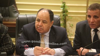 وزير المالية يطالب بإعداد تشريع يسمح بنقل العاملين بالصناديق الخاصة
