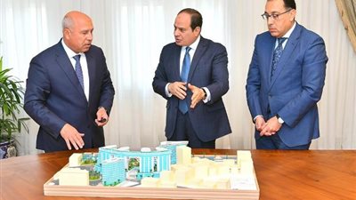 الرئيس يستعرض مع مدبولي والوزير تطوير الوحدات المتحركة على السكك الحديدية وتنفيذ مترو أبو قير